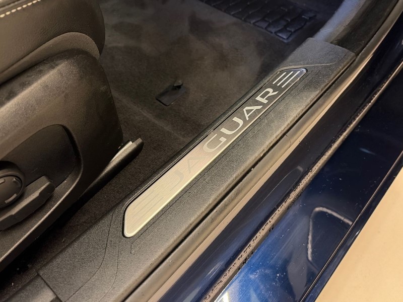 2023 (73) JAGUAR XE 2.0 D200 R-Dynamic SE Black 4dr Auto 5028047