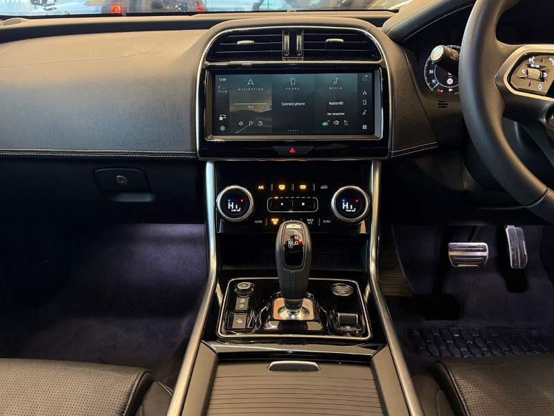 2023 (73) JAGUAR XE 2.0 D200 R-Dynamic SE Black 4dr Auto 5028022