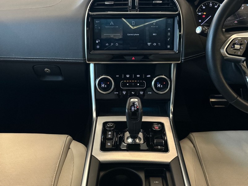 2023 (23) JAGUAR XE 2.0 D200 R-Dynamic Black 4dr Auto 5000409