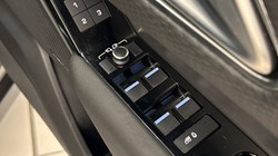 2021 (71) LAND ROVER RANGE ROVER VELAR 2.0 D200 R-Dynamic SE 5dr Auto 5015711