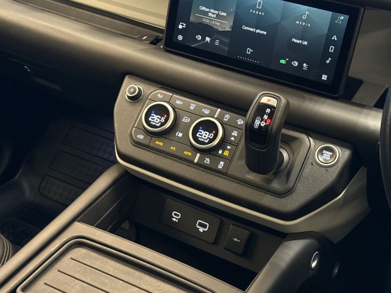 2021 (70) LAND ROVER DEFENDER 3.0 D250 HSE 110 5dr Auto 5034606