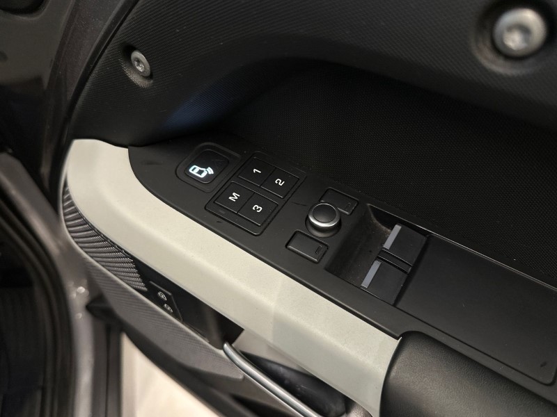 2021 (21) LAND ROVER DEFENDER 3.0 D250 SE 90 3dr Auto 5060382