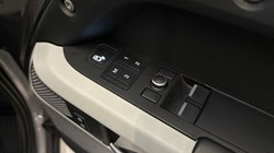 2021 (21) LAND ROVER DEFENDER 3.0 D250 SE 90 3dr Auto 5060382