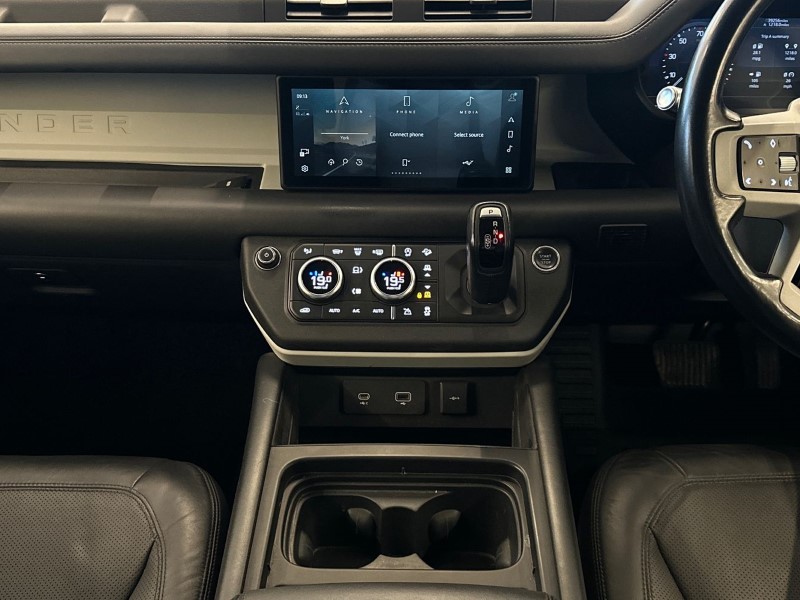 2021 (21) LAND ROVER DEFENDER 3.0 D250 SE 90 3dr Auto 5060373