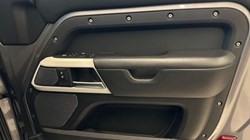 2021 (21) LAND ROVER DEFENDER 3.0 D250 SE 90 3dr Auto 5060381