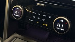 2022 (72) LAND ROVER DISCOVERY 3.0 D300 Metropolitan Edition 5dr Auto 5043308