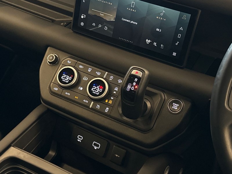 2024 (24) LAND ROVER DEFENDER 3.0 D250 X-Dynamic SE 110 5dr Auto 5152357