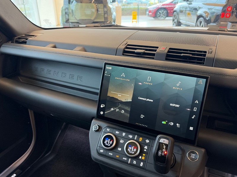 2025 (75) LAND ROVER DEFENDER 3.0 D250 X-Dynamic HSE 110 5dr Auto [6 Seat] 5161555