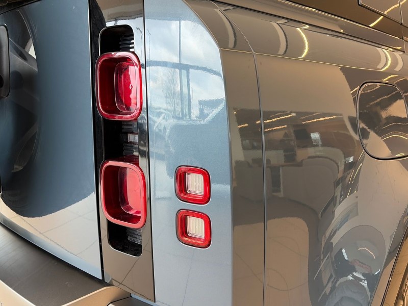 2024 (24) LAND ROVER DEFENDER 3.0 D250 X-Dynamic SE 110 5dr Auto 5177108