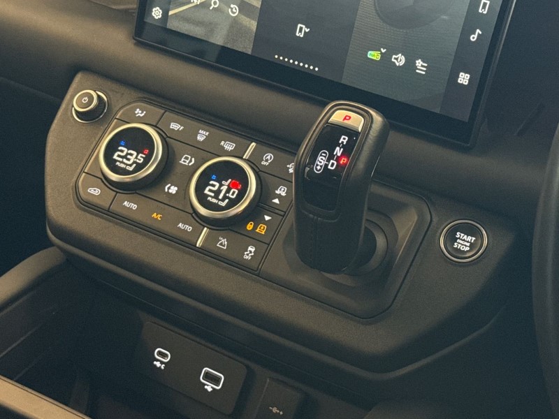 2023 (23) LAND ROVER DEFENDER 3.0 D300 X-Dynamic HSE 110 5dr Auto 5201670