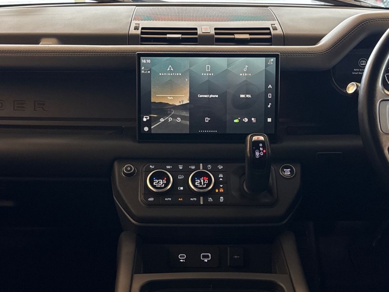 2023 (23) LAND ROVER DEFENDER 3.0 D300 X-Dynamic HSE 110 5dr Auto 5201671