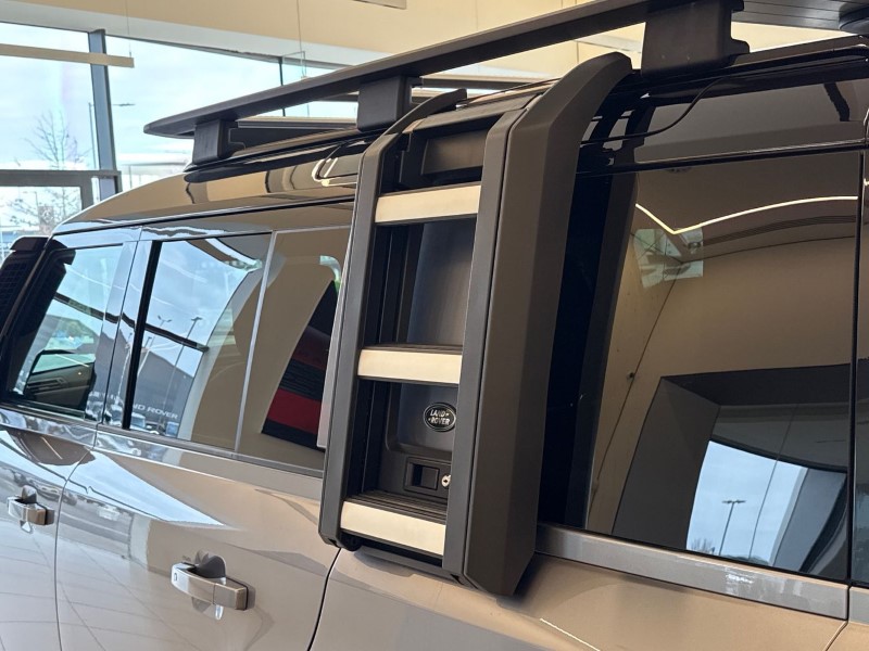 2023 (23) LAND ROVER DEFENDER 3.0 D300 X-Dynamic HSE 110 5dr Auto 5201708
