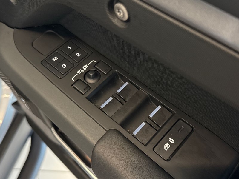 2023 (23) LAND ROVER DEFENDER 3.0 D300 X-Dynamic HSE 110 5dr Auto 5201680