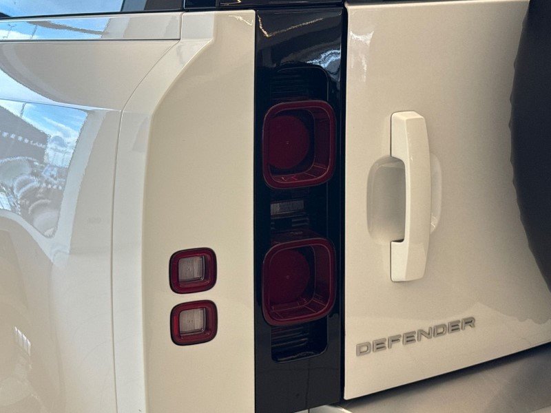 2023 (23) LAND ROVER DEFENDER 3.0 D250 SE 110 5dr Auto 5221360