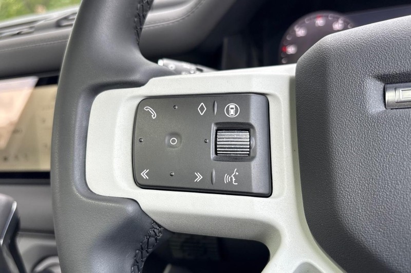 2024 (24) LAND ROVER DEFENDER 3.0 D250 X-Dynamic SE 110 5dr Auto 5560140