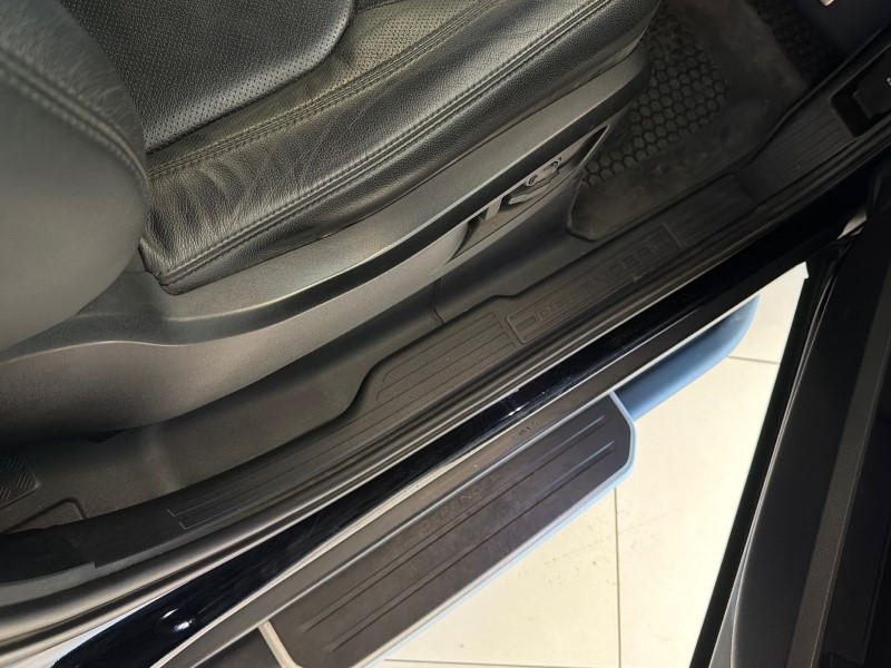 2023 (23) LAND ROVER COMMERCIAL DEFENDER 3.0 D250 Hard Top SE Auto 5241015