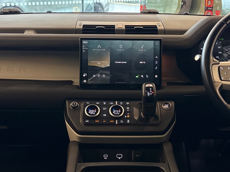 2023 (23) LAND ROVER DEFENDER 3.0 D300 X-Dynamic SE 130 5dr Auto [8 Seat] 5241344