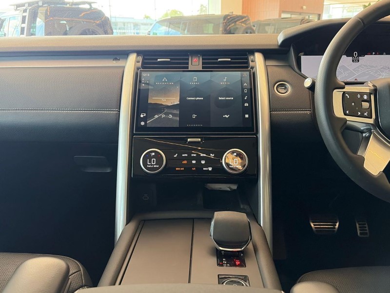 2024 (74) LAND ROVER DISCOVERY 3.0 D300 Dynamic SE 5dr Auto 5541459