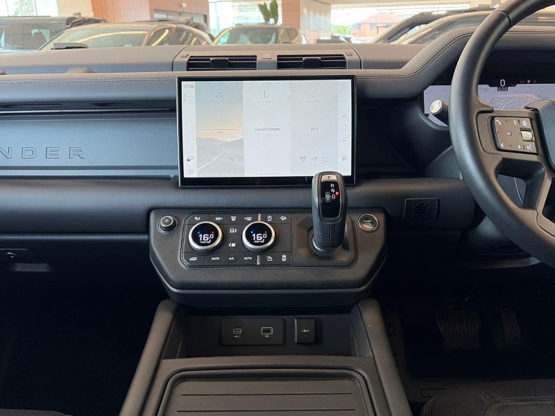 2024 (73) LAND ROVER DEFENDER 2.0 P300 X-Dynamic HSE 90 3dr Auto 5652748