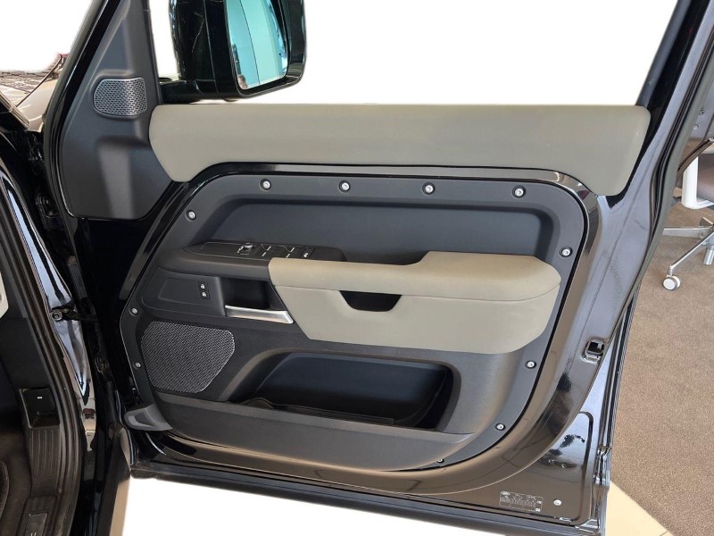 2022 (22) LAND ROVER DEFENDER 3.0 D250 X-Dynamic S 110 5dr Auto 5643632