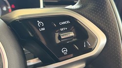 2021 (21) JAGUAR F-PACE 2.0 D200 R-Dynamic SE 5dr Auto AWD 5723698