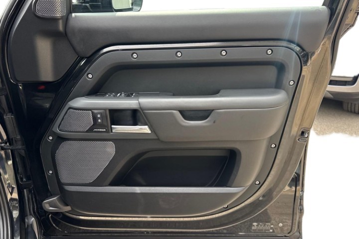 2024 (24) LAND ROVER COMMERCIAL DEFENDER 3.0 D300 Hard Top X-Dynamic HSE Auto 5612343