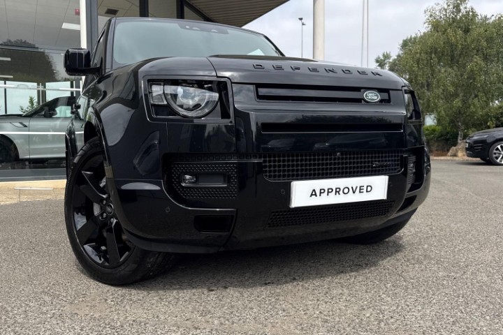 2024 (24) LAND ROVER COMMERCIAL DEFENDER 3.0 D300 Hard Top X-Dynamic HSE Auto 5612365