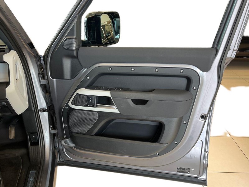 2023 (23) LAND ROVER DEFENDER 3.0 D250 X-Dynamic SE 110 5dr Auto [7 Seat] 5832461