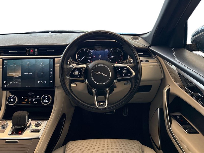 2022 (22) JAGUAR F-PACE 2.0 D200 R-Dynamic SE 5dr Auto AWD 5880763