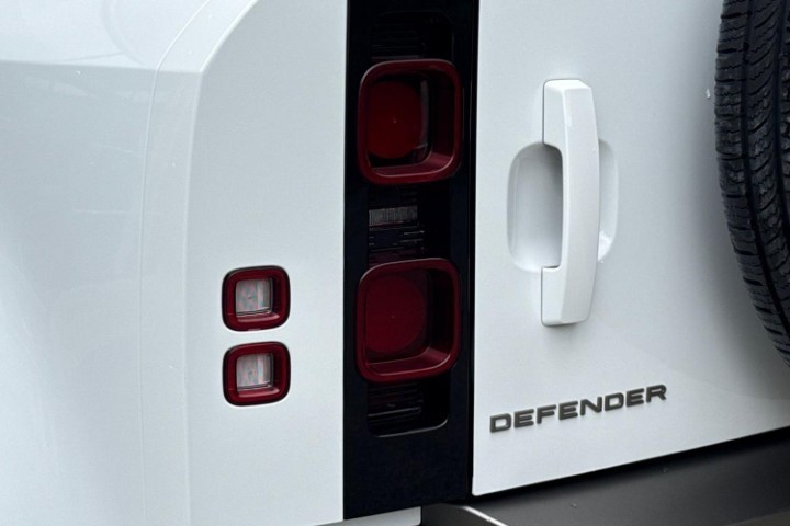 2024 (74) LAND ROVER DEFENDER 3.0 D250 X-Dynamic SE 110 5dr Auto 5663080