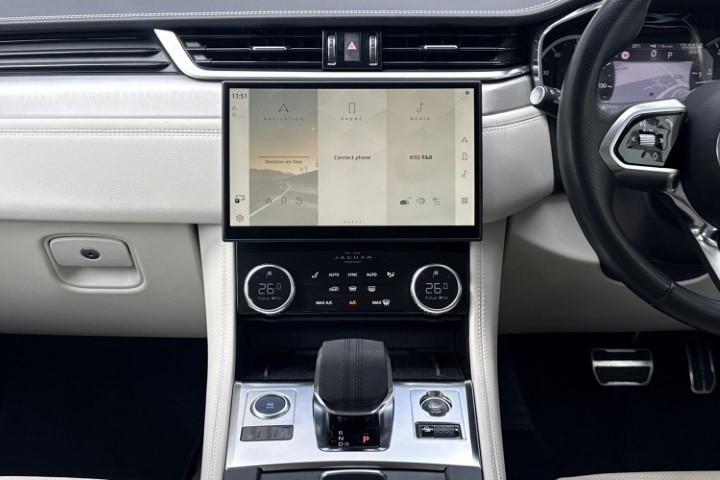 2023 (23) JAGUAR F-PACE 2.0 D200 R-Dynamic SE 5dr Auto AWD 5677583