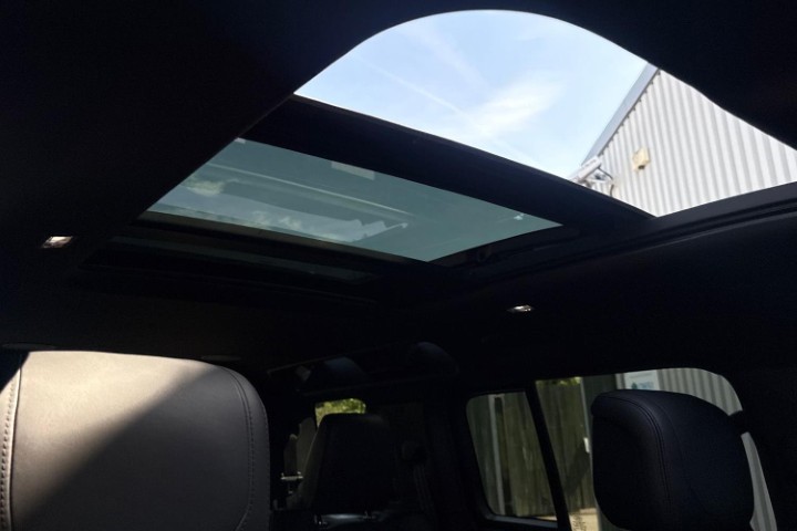 2023 (23) LAND ROVER DEFENDER 3.0 D300 X-Dynamic HSE 110 5dr Auto [7 Seat] 5705769