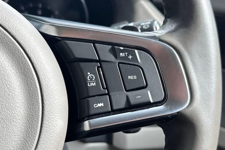 2020 (20) JAGUAR XF 2.0i Portfolio 5dr Auto 5789020