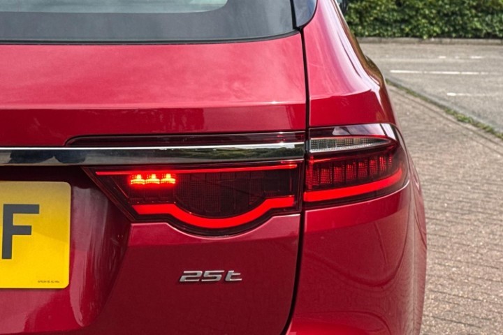 2020 (20) JAGUAR XF 2.0i Portfolio 5dr Auto 5789038