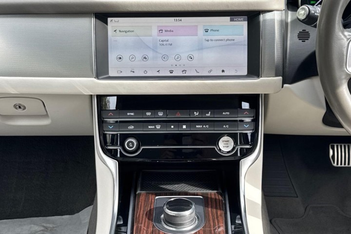 2020 (20) JAGUAR XF 2.0i Portfolio 5dr Auto 5789007