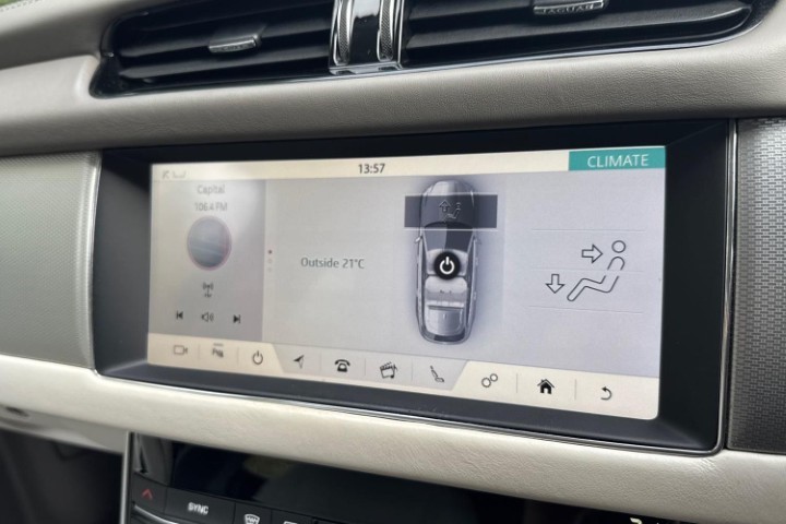 2020 (20) JAGUAR XF 2.0i Portfolio 5dr Auto 5789025