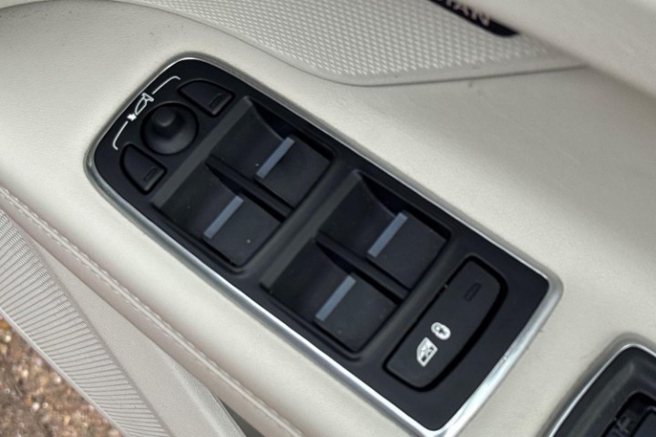 2020 (20) JAGUAR XF 2.0i Portfolio 5dr Auto 5789015