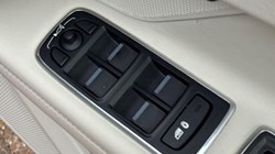 2020 (20) JAGUAR XF 2.0i Portfolio 5dr Auto 5789015