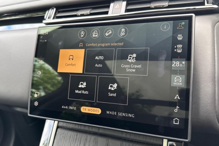 2025 (25) LAND ROVER RANGE ROVER VELAR 2.0 P400e Autobiography 5dr Auto [Revised] 5828033