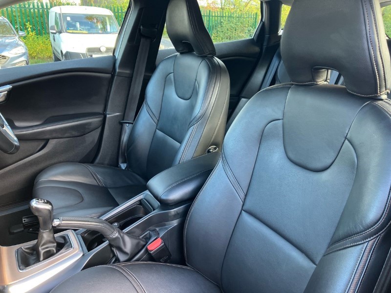 2014 (64) VOLVO V40 D2 Cross Country Lux 5dr 3563696