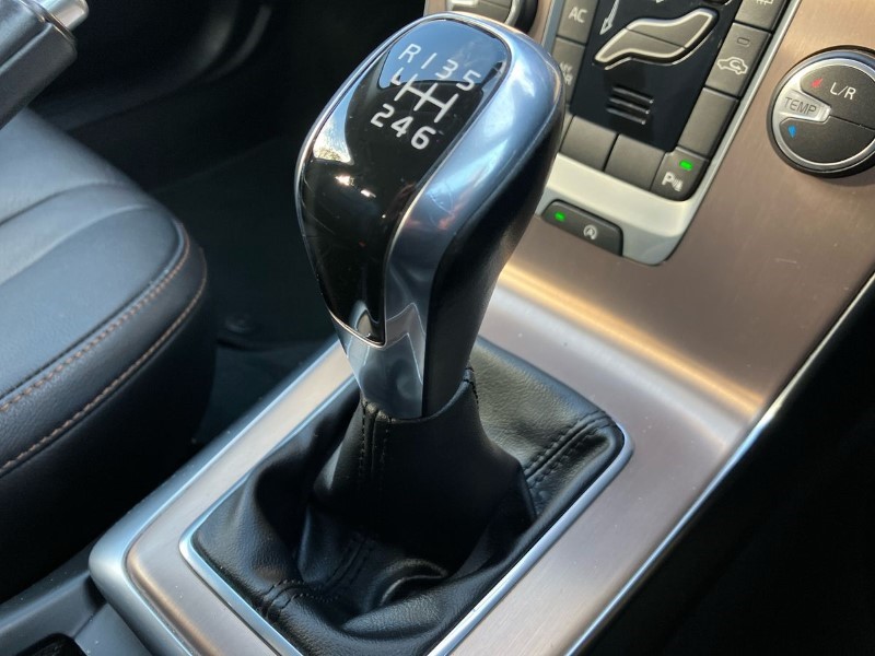 2014 (64) VOLVO V40 D2 Cross Country Lux 5dr 3563677