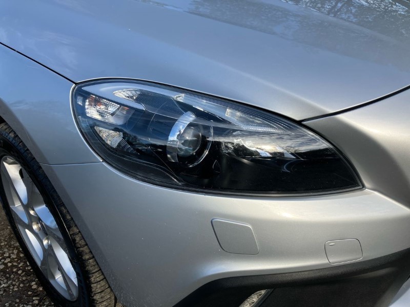 2014 (64) VOLVO V40 D2 Cross Country Lux 5dr 3563684