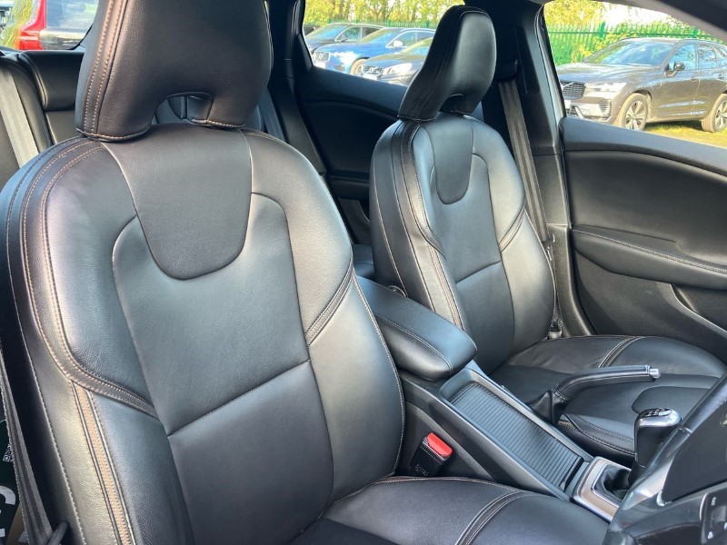 2014 (64) VOLVO V40 D2 Cross Country Lux 5dr 3563670