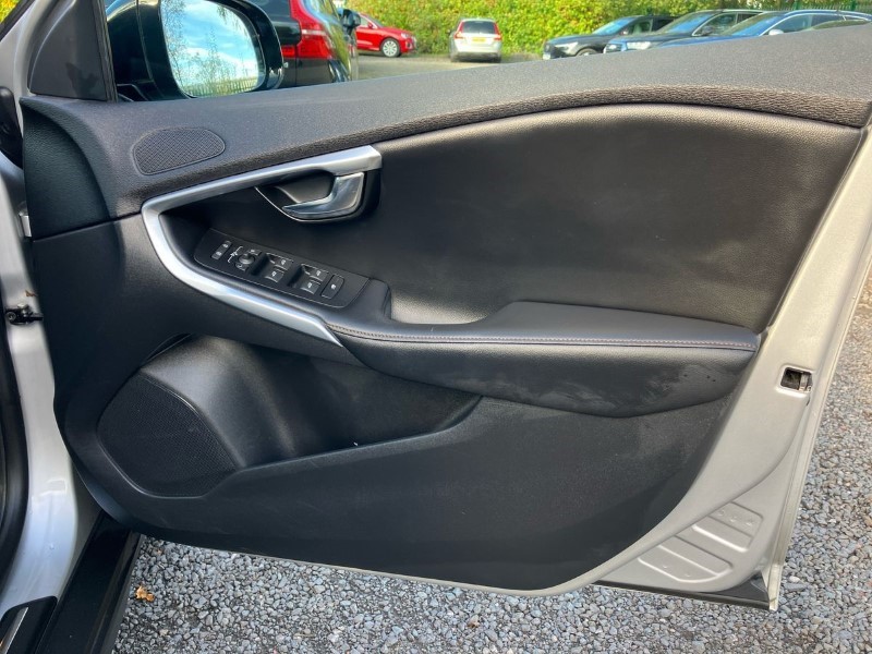 2014 (64) VOLVO V40 D2 Cross Country Lux 5dr 3563666