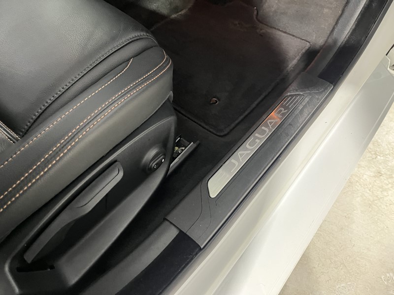 2017 (17) JAGUAR XE 2.0d [180] Prestige 4dr Auto 5107938