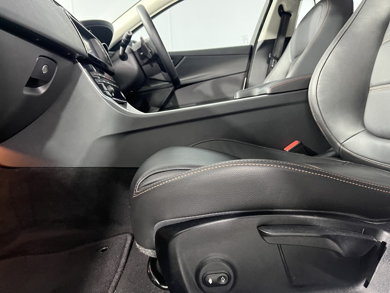 2017 (17) JAGUAR XE 2.0d [180] Prestige 4dr Auto 5107952