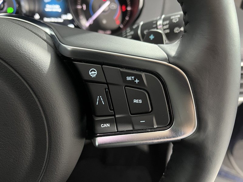 2020 (70) JAGUAR F-PACE 2.0d Portfolio 5dr Auto AWD 5101704