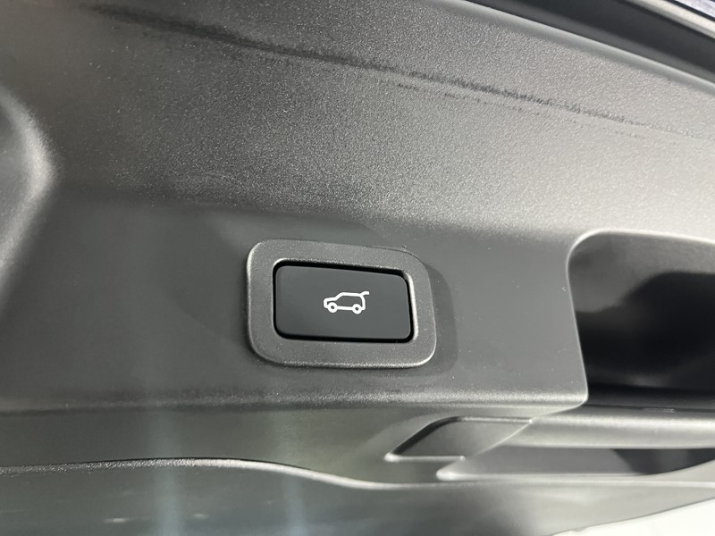 2020 (70) JAGUAR F-PACE 2.0d Portfolio 5dr Auto AWD 5101725