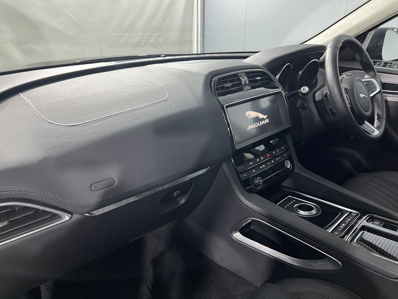 2020 (70) JAGUAR F-PACE 2.0d Portfolio 5dr Auto AWD 5101686