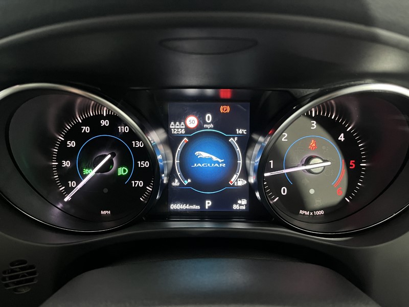 2020 (70) JAGUAR F-PACE 2.0d Portfolio 5dr Auto AWD 5101688